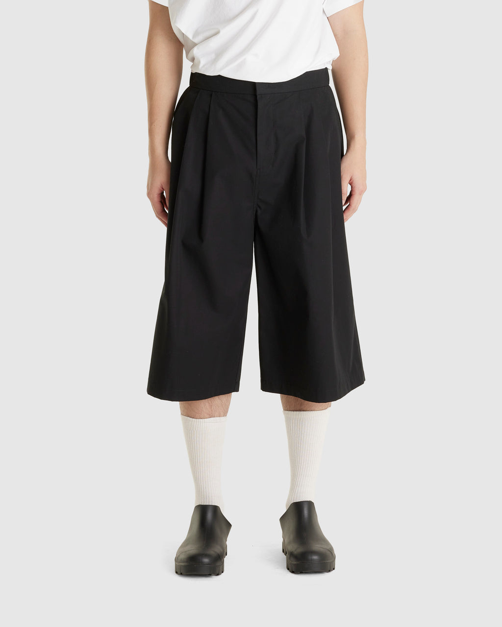 Two Tuck Wide Shorts Black