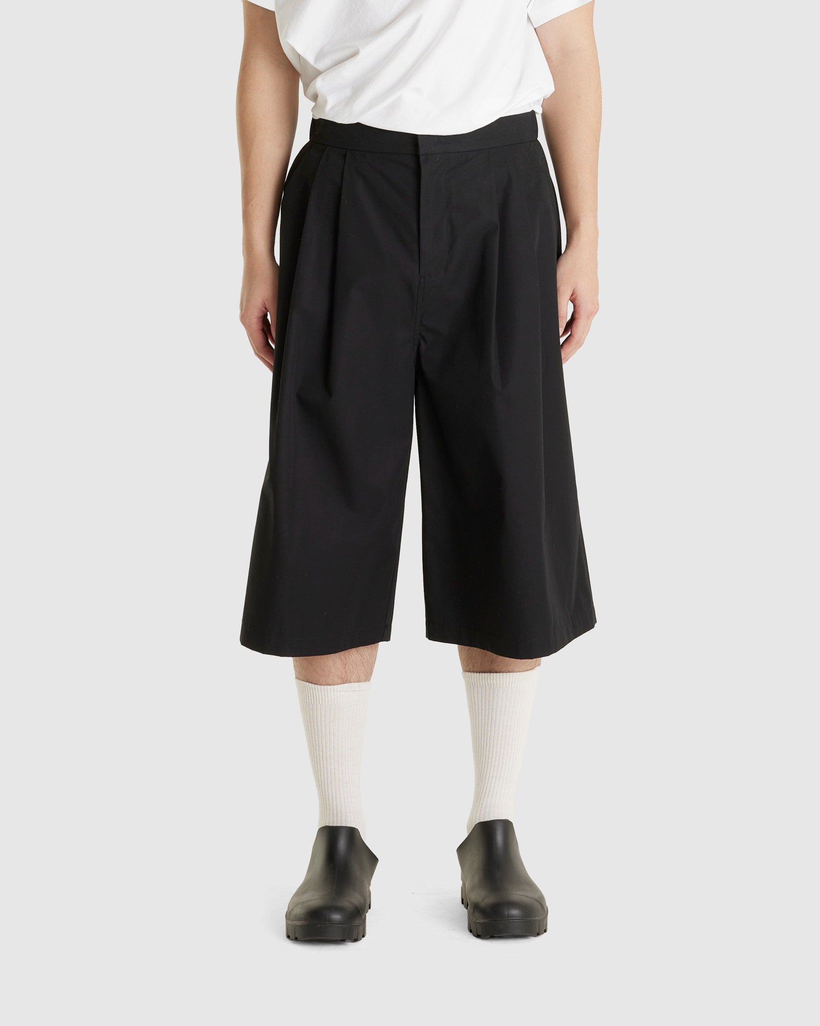 Two Tuck Wide Shorts Black
