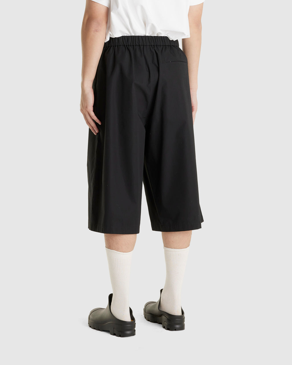 Two Tuck Wide Shorts Black