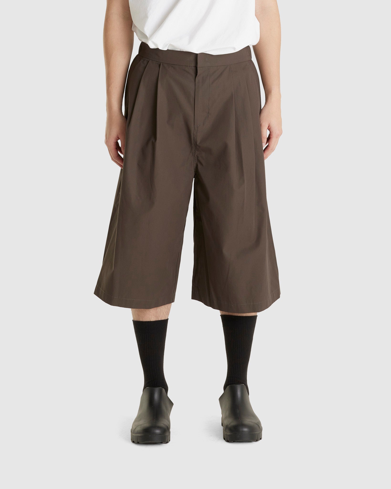 Two Tuck Wide Shorts Brown