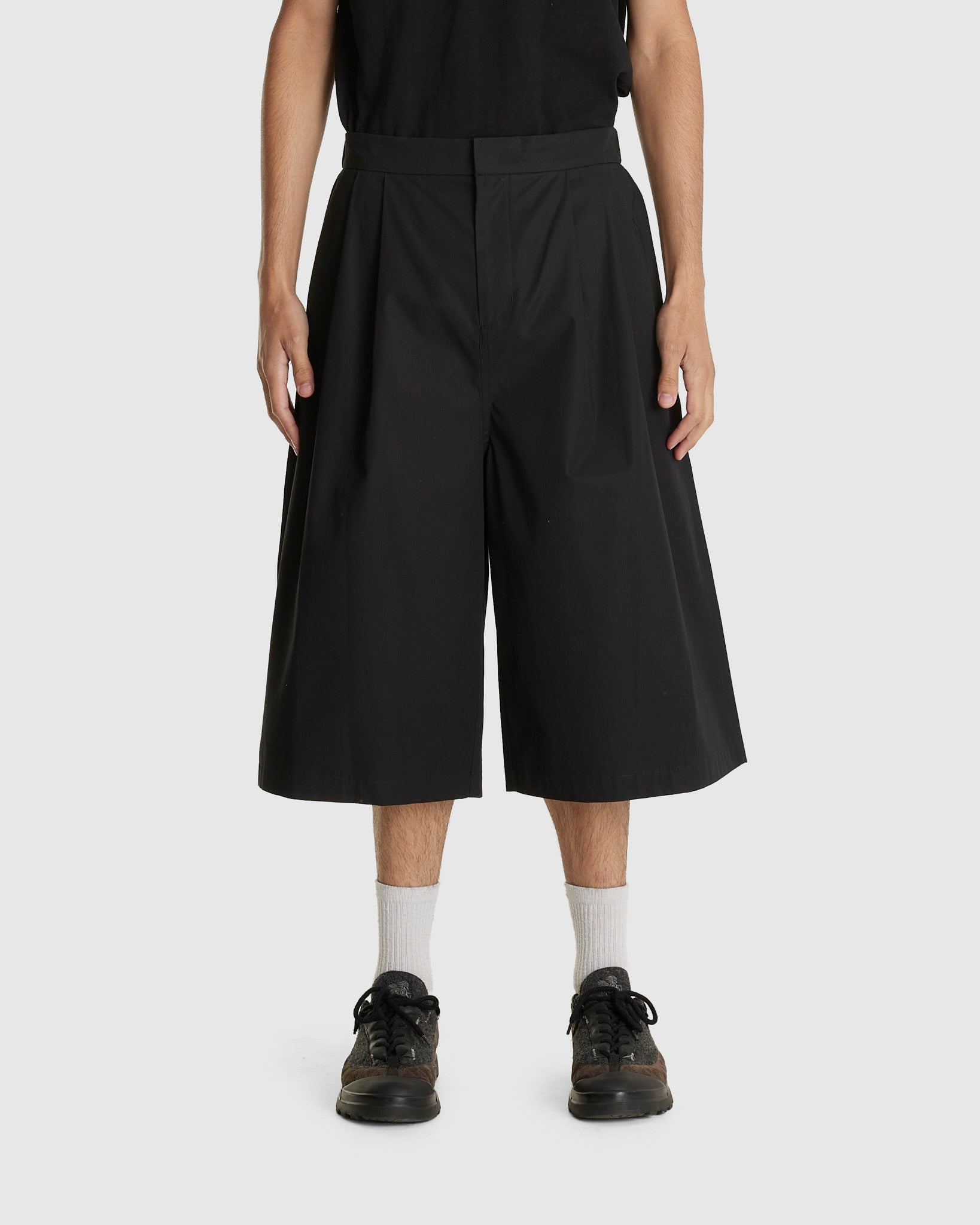 Two Tuck Wide Shorts Black