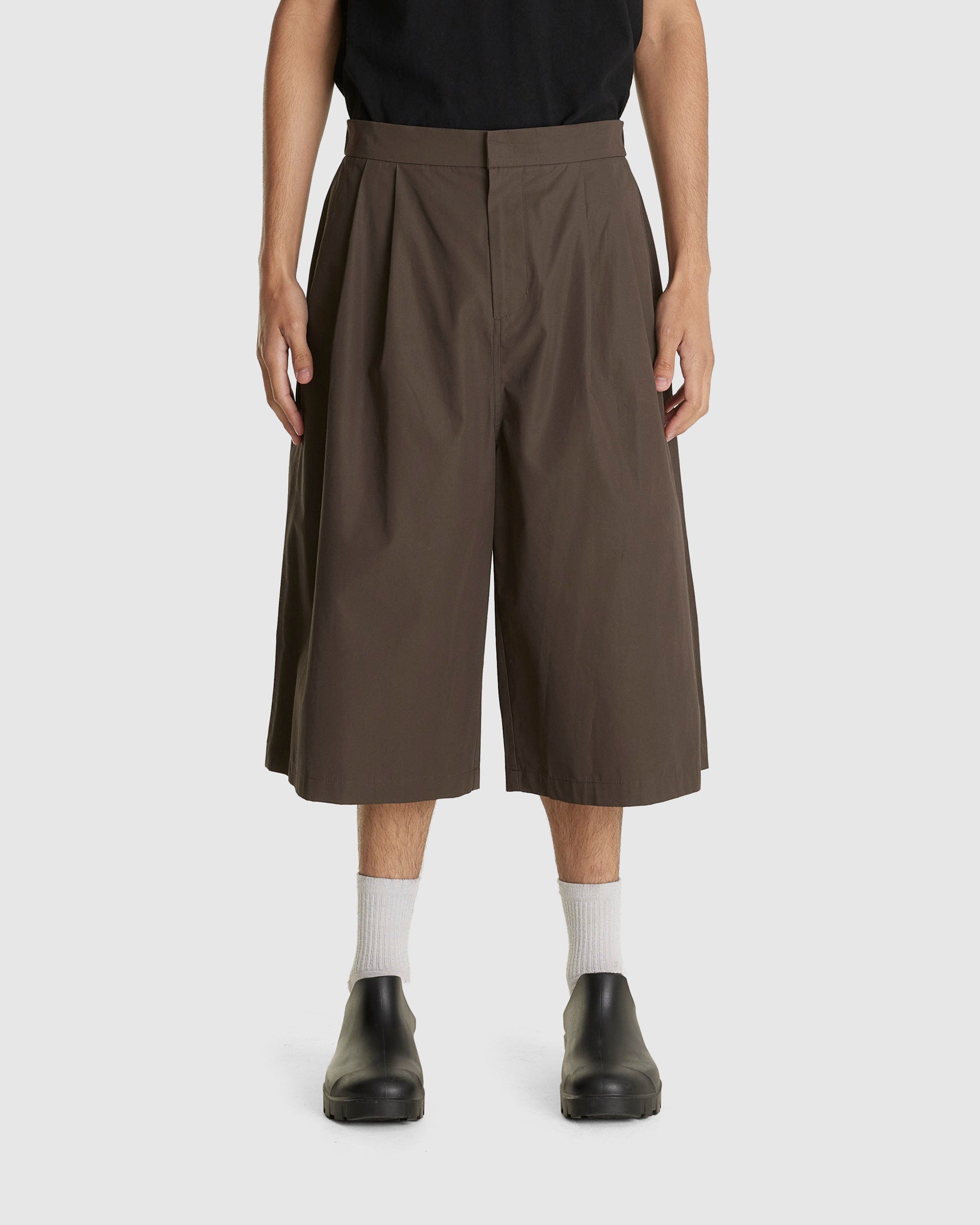 Two Tuck Wide Shorts Brown