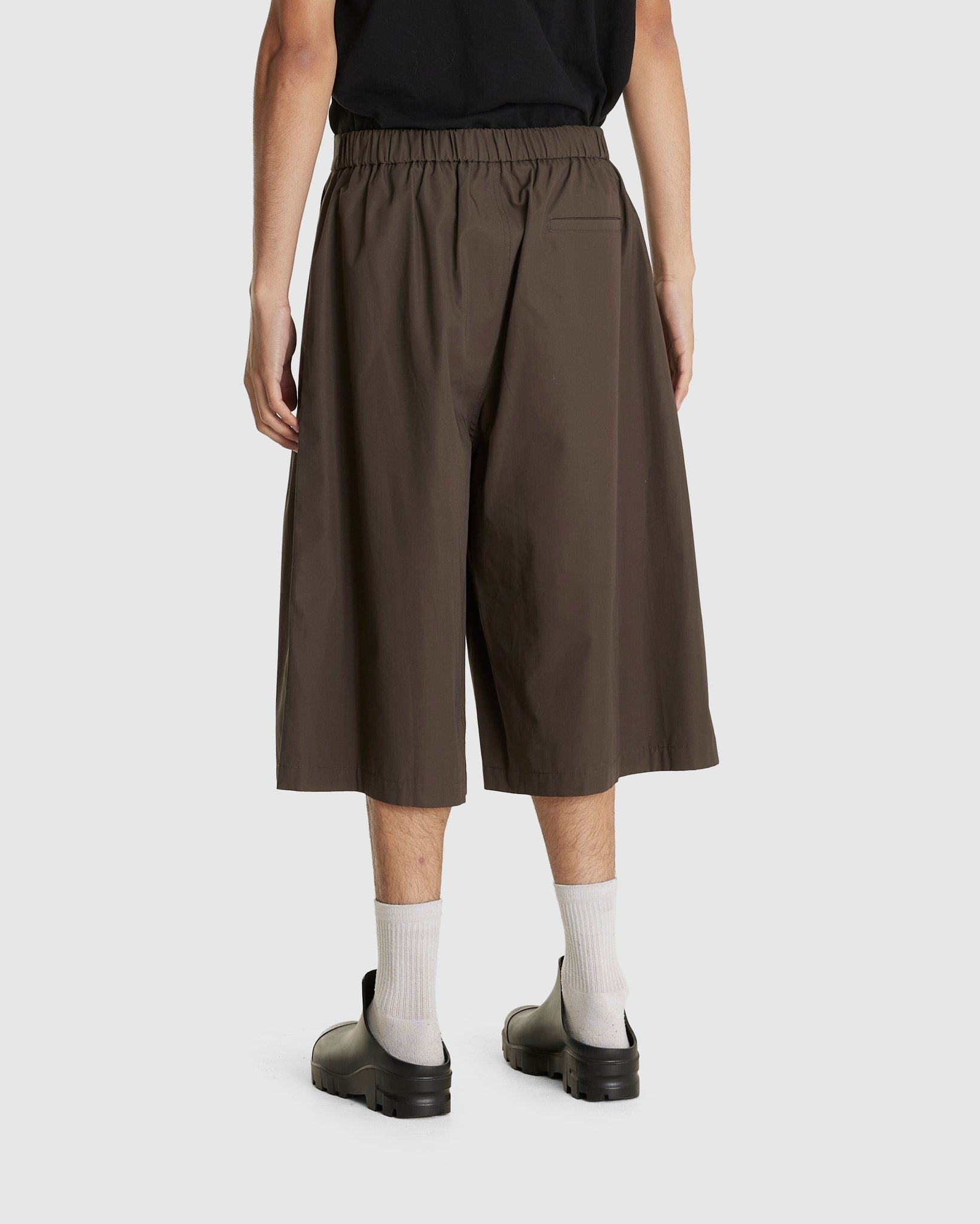 Two Tuck Wide Shorts Brown