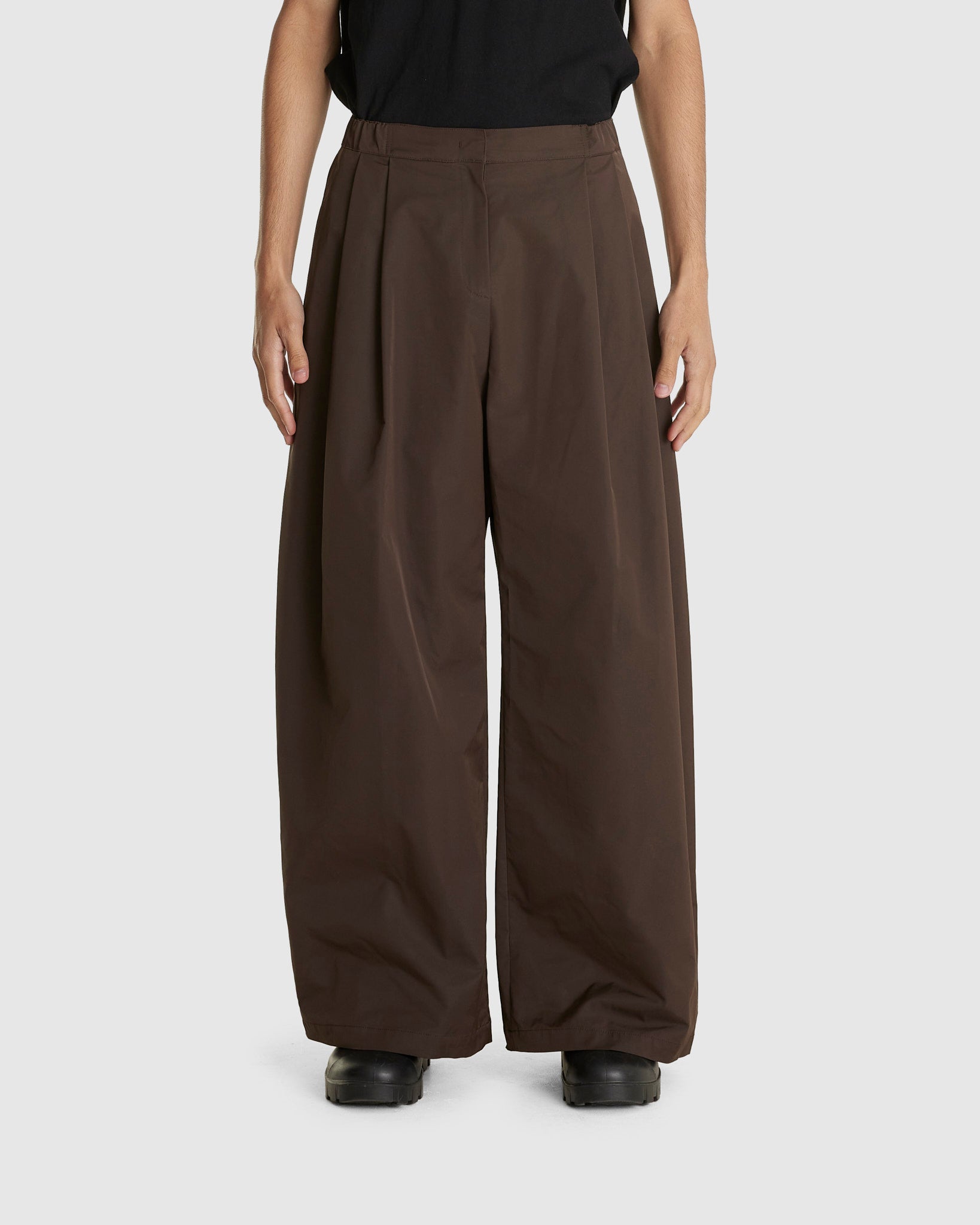 Two Tuck Balloon Pants Brown