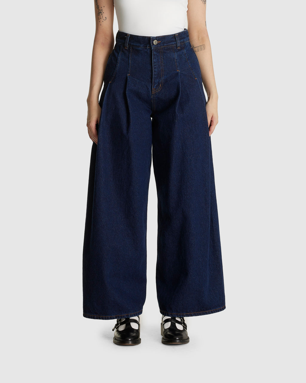 Curved Seam Wide Jeans