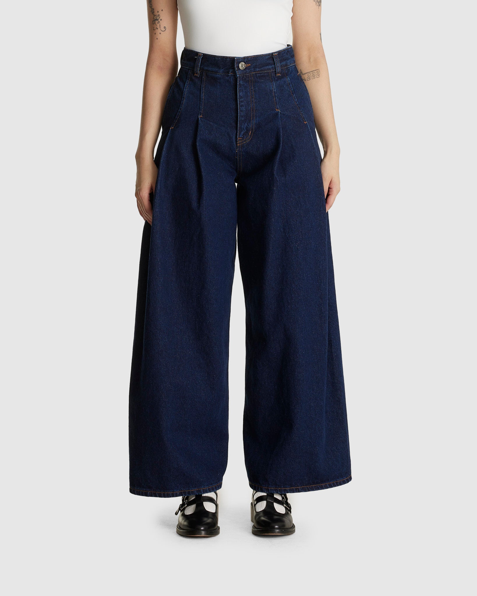 Curved Seam Wide Jeans