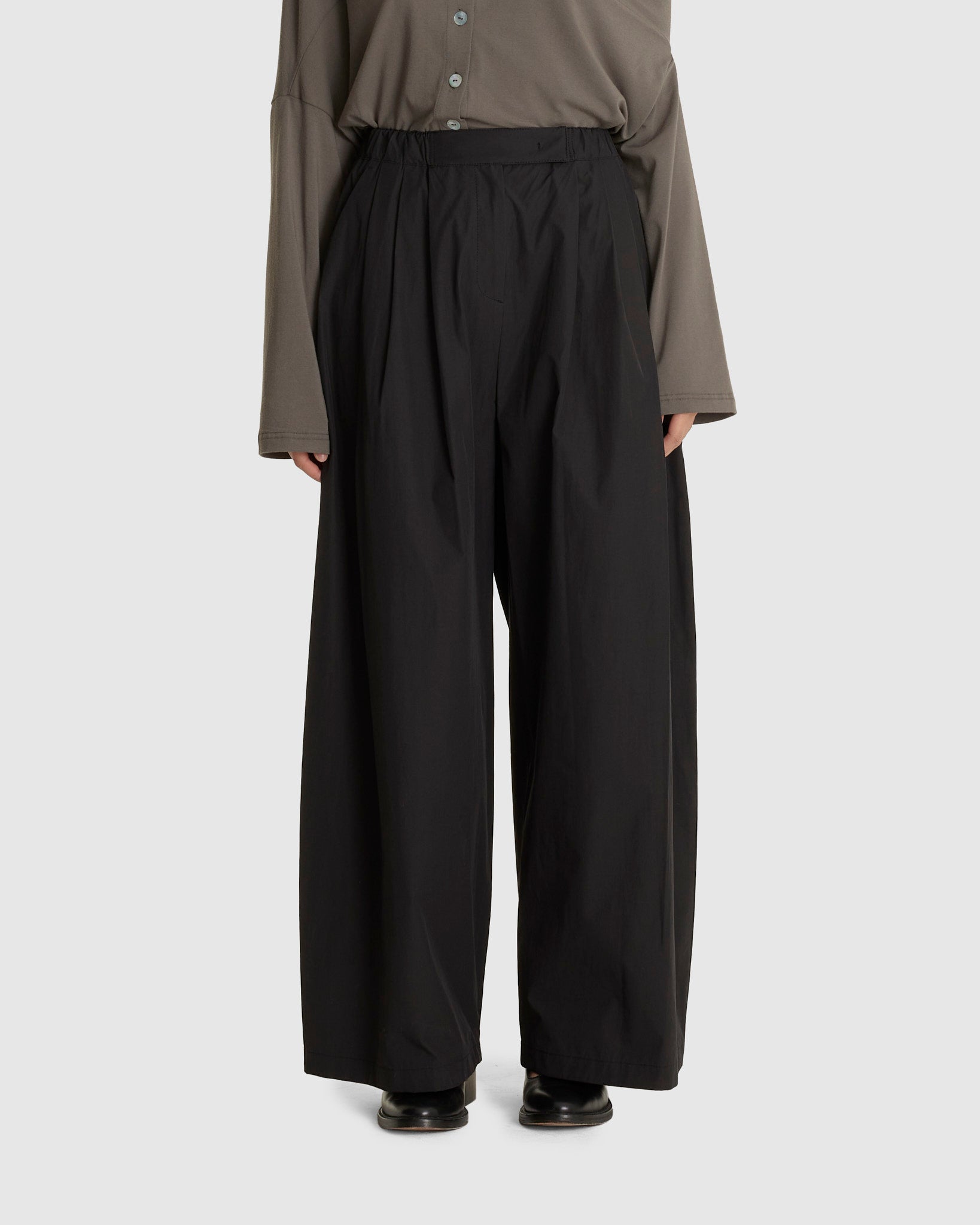 Three Tuck Banding Pants