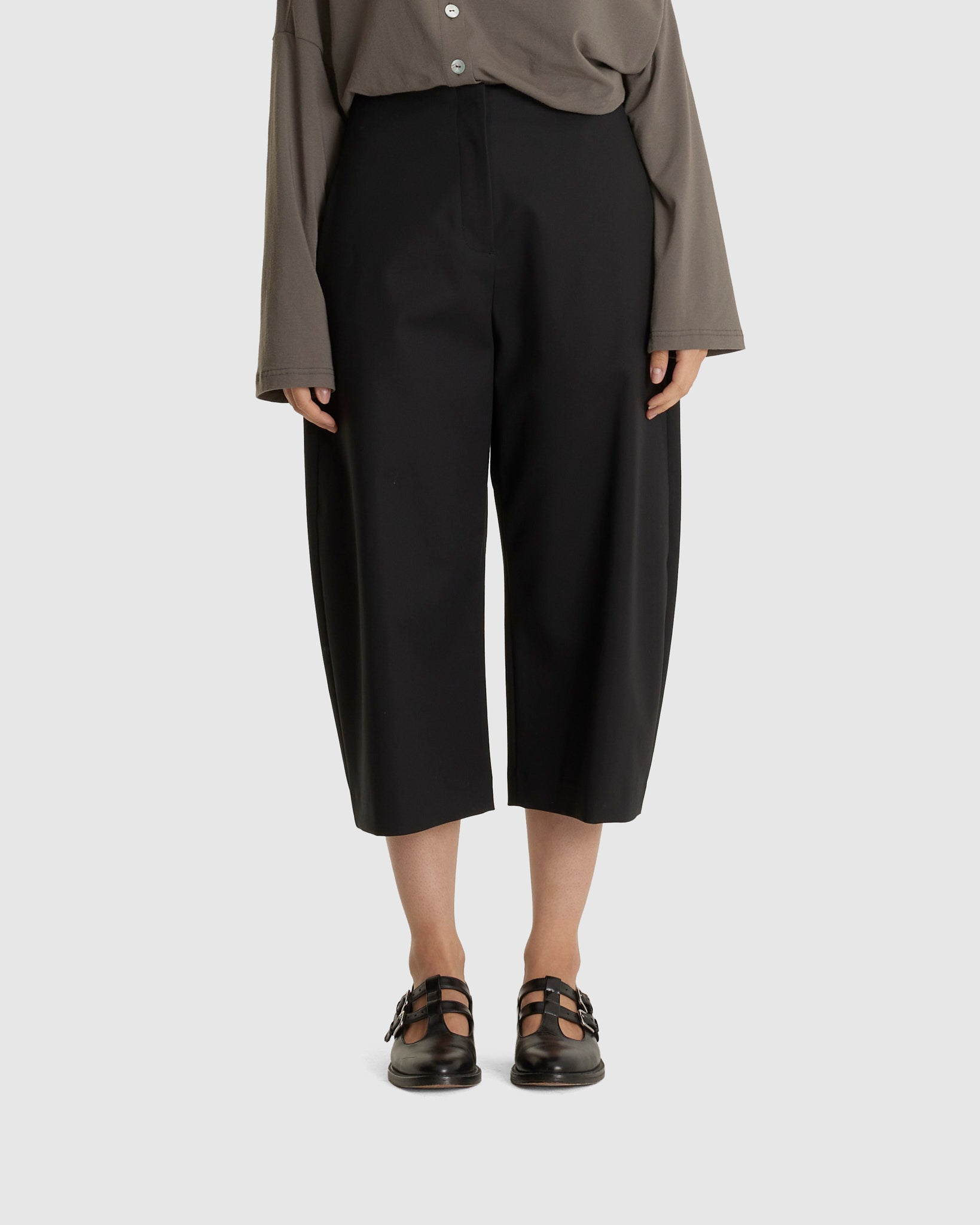 Curved Capri Pants Black