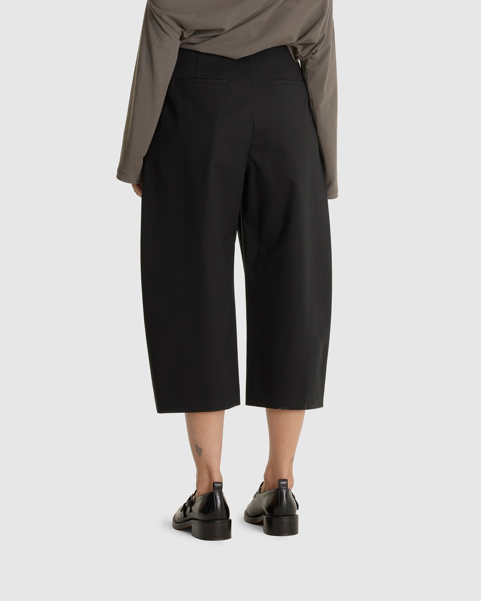 Curved Capri Pants Black