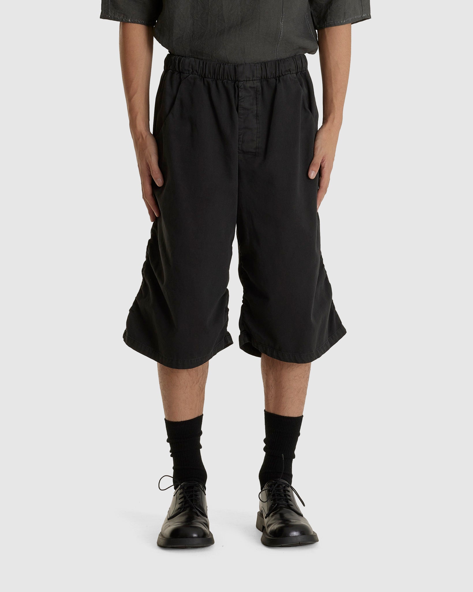No. 330 Thin Canvas Draped Short Trousers (M)