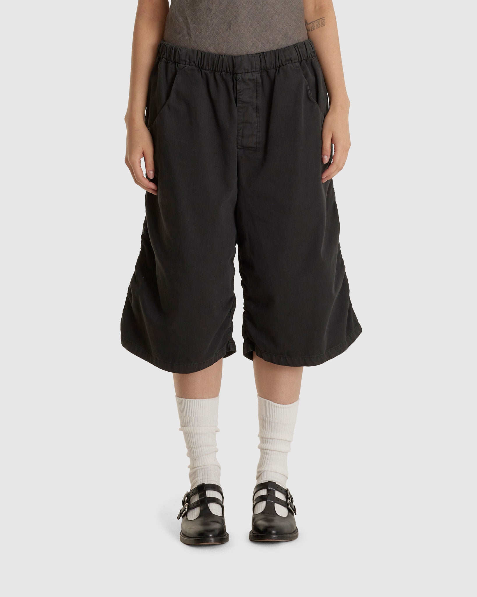 No. 330 Thin Canvas Draped Short Trousers